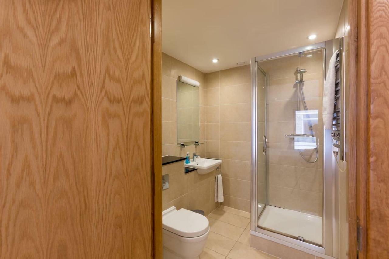 Modern 2 Bed 2 Bath Hyde Park Apartment *